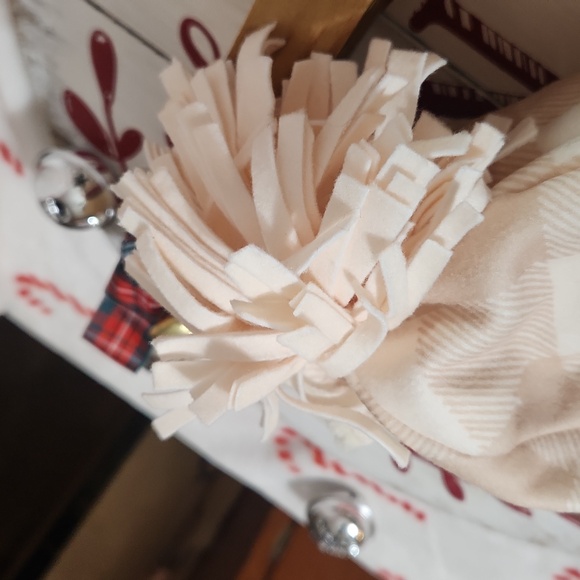 WEATHERPROOF hat And Mittens Set - Picture 6 of 13